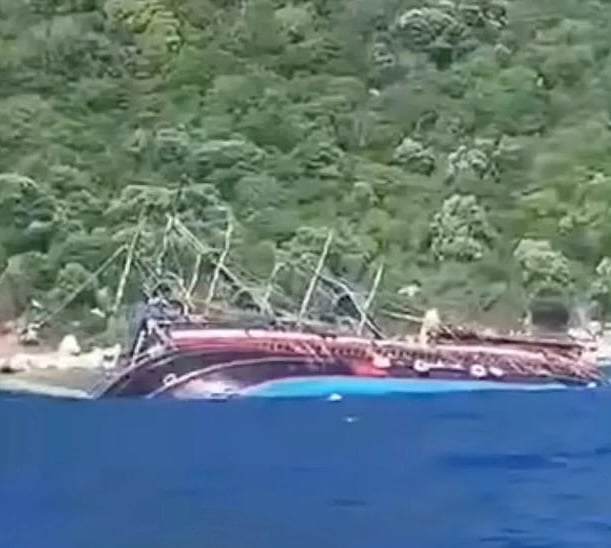 Party Boat Carrying 148 Tourists Sinks Off Turkish Coast as Passengers Jump Overboard